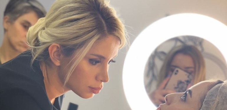 Ruj değil, kalıcı canlılık: Dudak renginizi şeffaf katmanlarla, doğal haline geri getiriyorum.