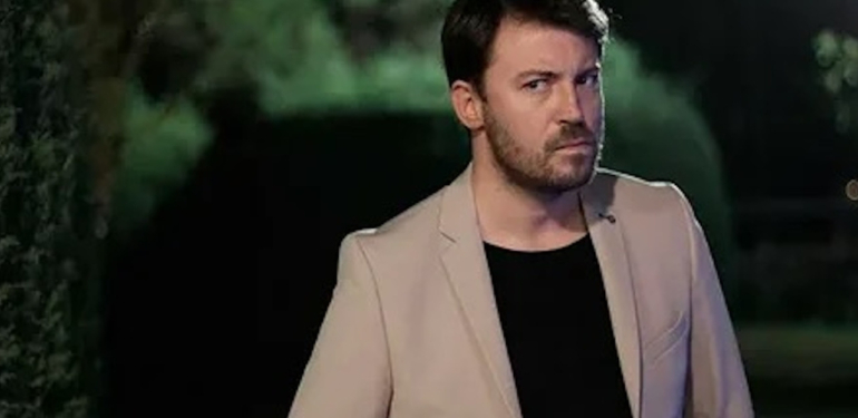 Tolga Güleç sahnede kaza geçirdi! Oyunu acı içinde tamamladı…